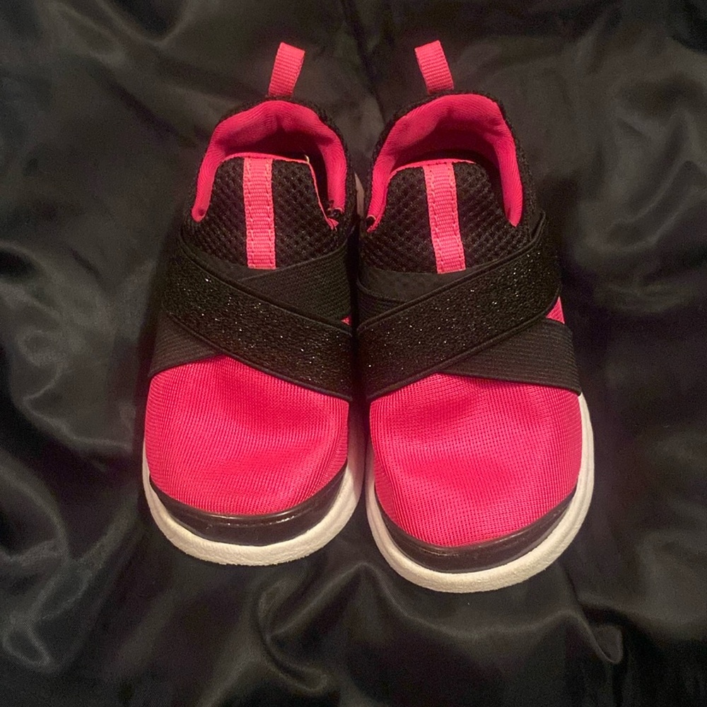 Toddler girls sneaker.